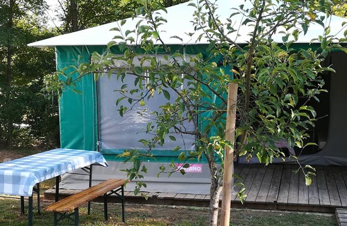 Manciet Maison | bungalow toilé 4 personnes côté pressoir semi ombragé