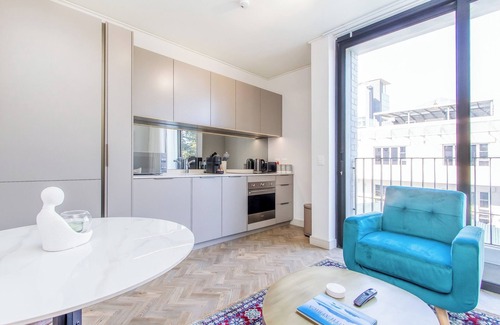 Greater Johannesburg Metropolitan Area Appartement | Canvas of Comfort Beneath Rosebank Skies