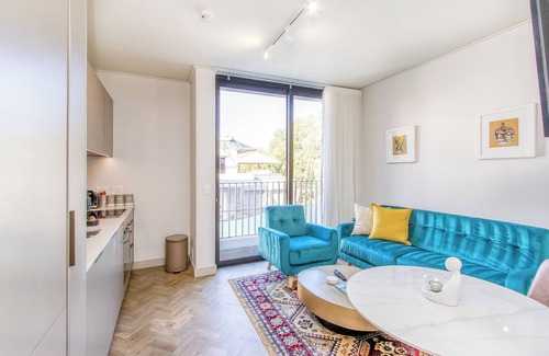 Greater Johannesburg Metropolitan Area Appartement | Canvas of Comfort Beneath Rosebank Skies