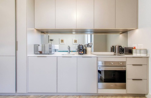 Greater Johannesburg Metropolitan Area Appartement | Canvas of Comfort Beneath Rosebank Skies