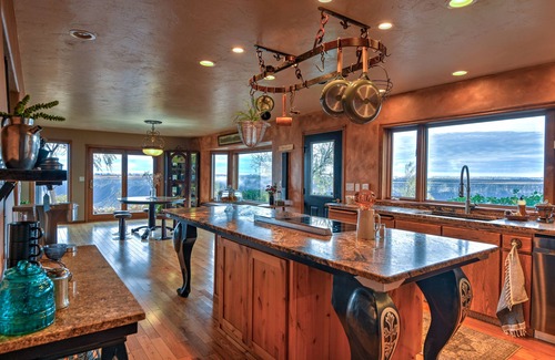 Buhl Maison | Canyonside Retreat - Park-like setting, Panoramic Views with Hot tub & Firepit!!