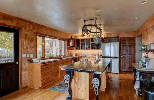 Buhl Maison | Canyonside Retreat - Park-like setting, Panoramic Views with Hot tub & Firepit!!