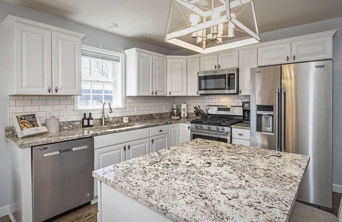 Town Bank Maison | Cape May Heated Swim Spa Oasis Sleeps 8, Dog & EV Friendly