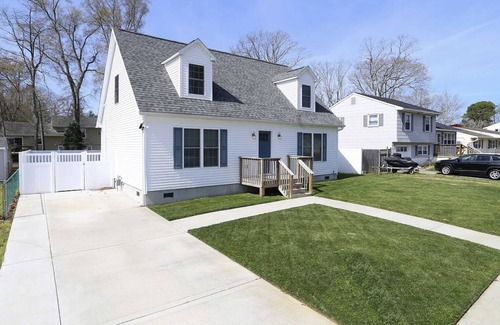 Town Bank Maison | Cape May Heated Swim Spa Oasis Sleeps 8, Dog & EV Friendly