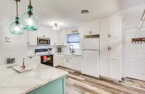 Town Bank Maison | Cape May Home with Deck about 2 Mi to Beach!