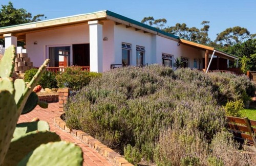 Helderberg Rural Cabine | CAPELANDS RESORT- Whitestone
