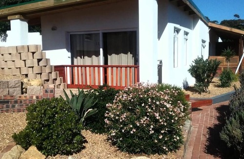 Helderberg Rural Cabine | CAPELANDS RESORT- Whitestone