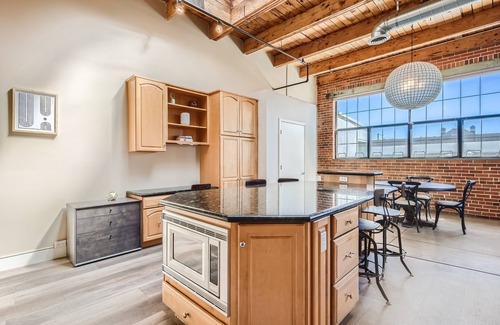Uptown Appartement | Capital Hill Apartment-Rooftop Deck with Grill -Fireplace -30 Day Rental