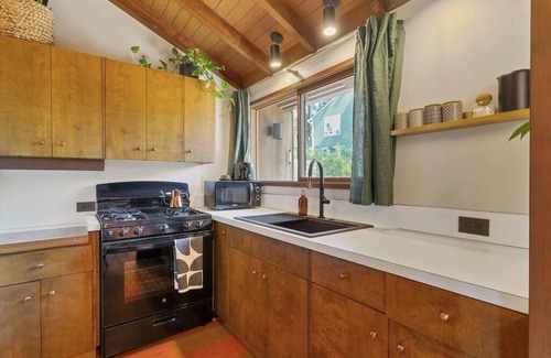 Salem Maison | Capitol Cabin! Designer Home w/ Soaring Windows