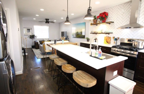 Northeast Maison | Capitol Hill Adjacent Home: Free Street Parking, Near Monuments, and More!