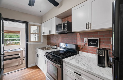 Fairlawn Copropriété | Stylish 1BR plus den Retreat, cozy, chic, pet-friendly...FREE PARKING
