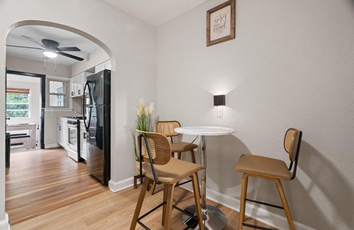 Fairlawn Copropriété | Stylish 1BR plus den Retreat, cozy, chic, pet-friendly...FREE PARKING