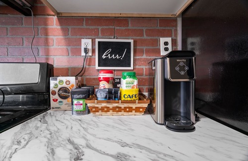 Fairlawn Copropriété | Stylish 1BR plus den Retreat, cozy, chic, pet-friendly...FREE PARKING