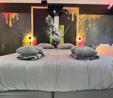 Valenciennes Appartement | Capsule Art Déco - Jacuzzi - Netflix - Home Cinéma - Arcade de jeux & Nintendo switch - 2 chambres - Filet suspendu