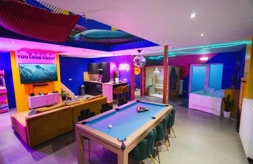 La Louviere Appartement | Capsule Boogie-Woogie - JACUZZI - SAUNA - BILLARD - JEUX - ECRAN GÉANT - FILET SUSPENDU - NETFLIX