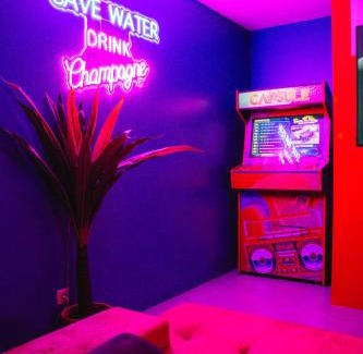 La Louviere Appartement | Capsule Boogie-Woogie - JACUZZI - SAUNA - BILLARD - JEUX - ECRAN GÉANT - FILET SUSPENDU - NETFLIX