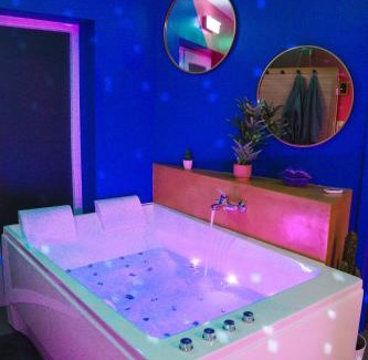 La Louviere Appartement | Capsule Boogie-Woogie - JACUZZI - SAUNA - BILLARD - JEUX - ECRAN GÉANT - FILET SUSPENDU - NETFLIX