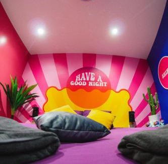 La Louviere Appartement | Capsule Boogie-Woogie - JACUZZI - SAUNA - BILLARD - JEUX - ECRAN GÉANT - FILET SUSPENDU - NETFLIX