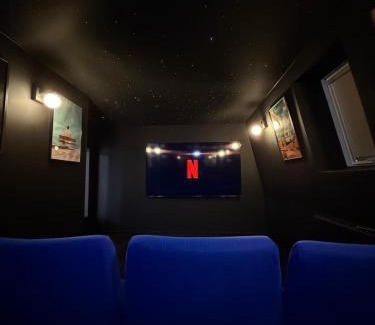 Roubaix Maison | Capsule Candy - piscine à boules - cinéma privé