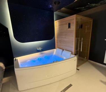 Mons Appartement | Capsule Moonlight - Jacuzzi - Sauna - Ecran 100" - PS5