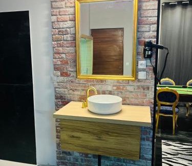 Douai Appartement | Capsule Street Art - Sauna- Jacuzzi - Playstation 5 - Billard - Netflix - Home cinéma - Terrasse