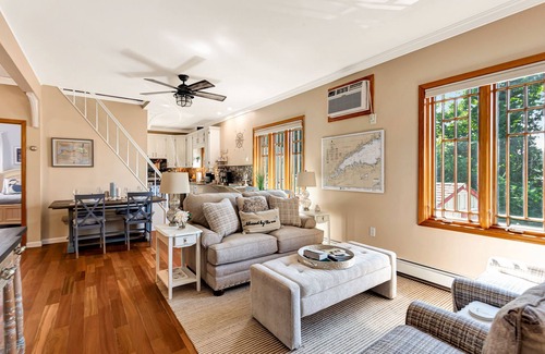 Cold Spring Harbor Maison | Captain's Cottage - Cold Spring Harbor Water Views