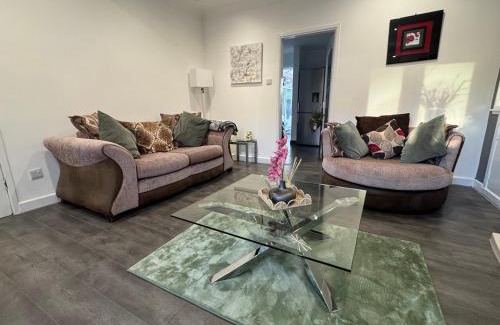 Hamilton Maison | Captivating 3 bedroom home with conservatory