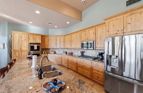 Tanque Verde Maison | 20% OFF! Captivating 4-bedroom house w/sparkling pool, spa and views!