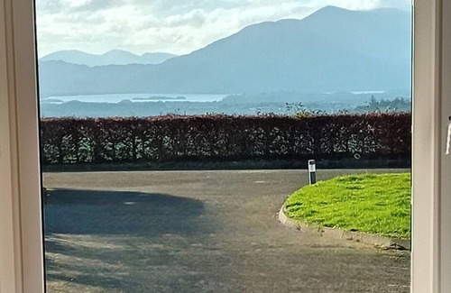 Killarney Maison | Captivating views of Killarney’s Lakes and Mountains Comfortable house.