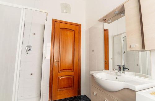 Carasco Maison | Carasco -5 minutes from the sea-WiFi-parking