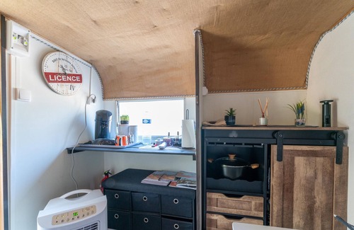 Pernes-les-Fontaines Location De VR | Caravane "Cocoon Insolite" avec terrasse privée et Wi-Fi