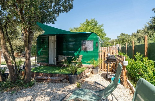 Pernes-les-Fontaines Location De VR | Caravane "Cocoon Insolite" avec terrasse privée et Wi-Fi