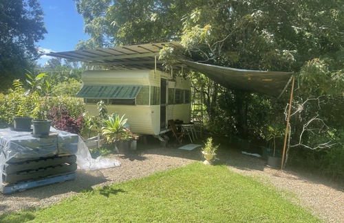 Main Arm Maison | Caravan in Paradise.