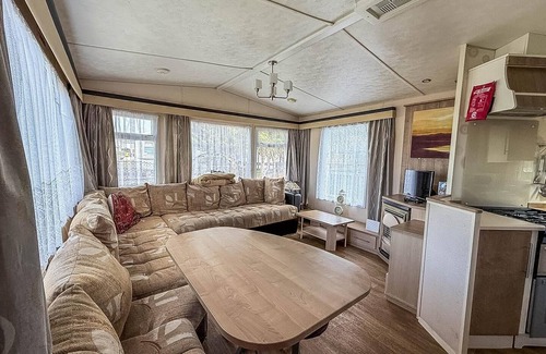 Beckingham Maison | Caravan with decking & free WiFi at Steeple Bay ref 36051D