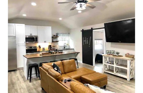 Austin Cabine | "Cardinal" cabin in 3acre tiny home resort w pool!