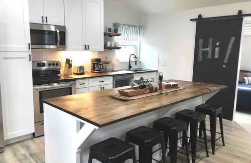 Austin Cabine | "Cardinal" cabin in 3acre tiny home resort w pool!