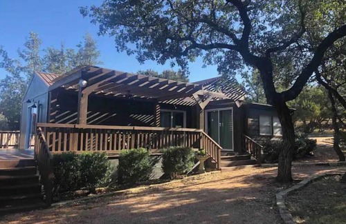 Austin Cabine | "Cardinal" cabin in 3acre tiny home resort w pool!