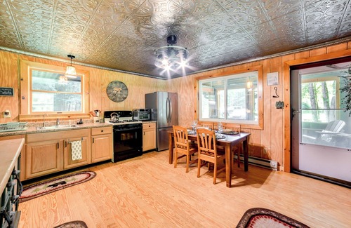 Pittsfield Cabine | ‘Cardinal Pines’ Cabin on 8 Acres - Dog Friendly!