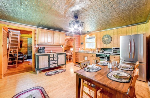 Pittsfield Cabine | ‘Cardinal Pines’ Cabin on 8 Acres - Dog Friendly!