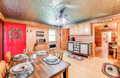 Pittsfield Cabine | ‘Cardinal Pines’ Cabin on 8 Acres - Dog Friendly!