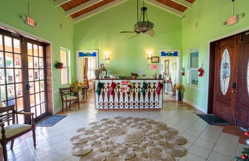 Estate Rust Up Twist Maison | Caribbean View, Double Queen Beds, plenty of Island Charm and breakfast