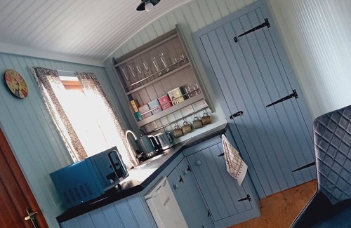 Dundalk Cabine | Carlingford Glamping Hut - 2 min walk from beach, 5 min drive to village