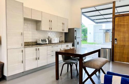 Jaco Appartement | Carport Strong Wifi Vaulted Ceilings