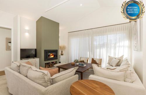 Culburra Beach Maison | Carramar - Fireplace - Absolute Waterfront