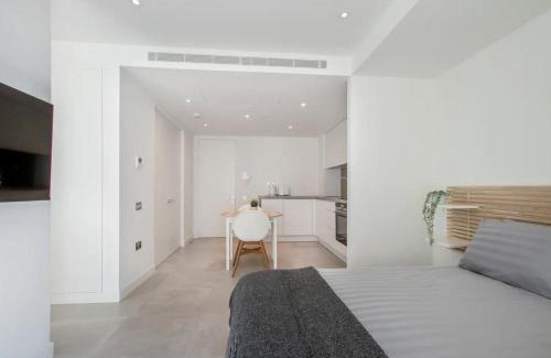 Gibraltar Appartement | Carrara Eurocity - Luxury Family Apartment with Resort Style Pool - Children stay for Free