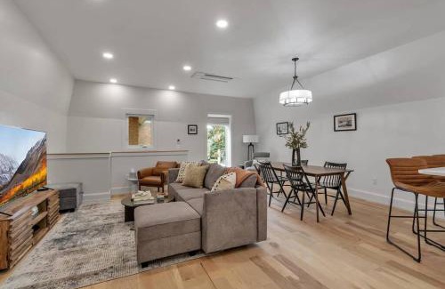 Front Park Appartement | Carriage House Loft - King Bed and Garage Parking