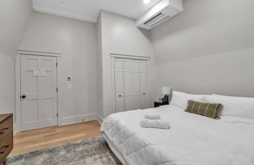 Front Park Appartement | Carriage House Loft - King Bed and Garage Parking
