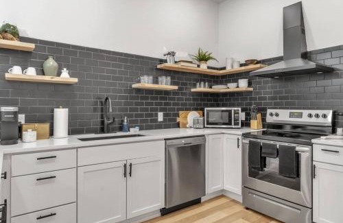 Front Park Appartement | Carriage House Loft - King Bed and Garage Parking