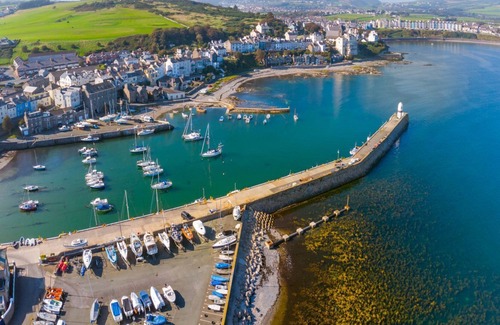Port Saint Mary Appartement | Carrick Bay is a ground floor apartment and enjoys spectacular views of Port St Mary Bay and beyond.