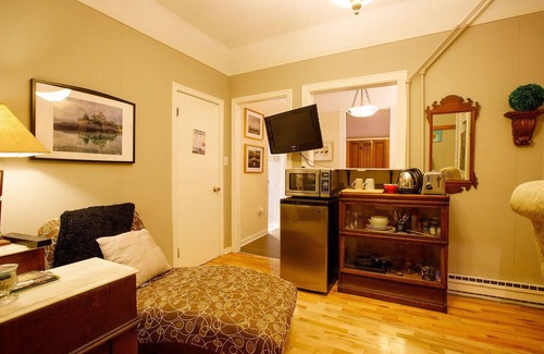 Queens Appartement | Cozy suite for 2, kitchenette, ground floor private entrance, centre Liverpool.